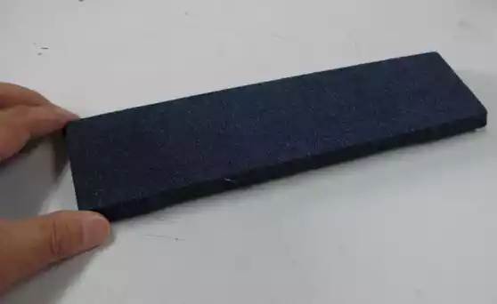 Denim (clothe of jeans) is fixed to a handy board with the pushpin. Please wrap it hard so as not to loosen.